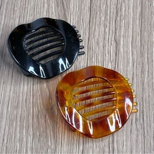 🐼 3/$25 EUC Round Black and Amber Hair Clips